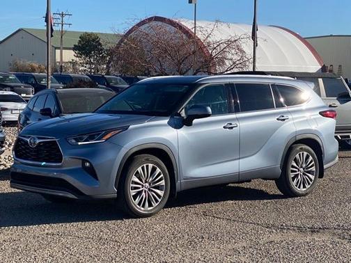 2022 Toyota Highlander Hybrid Platinum
