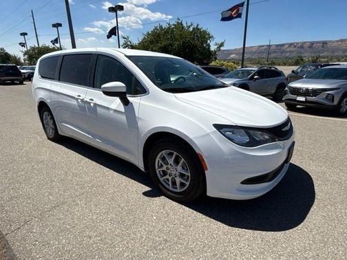 Bright White Clearcoat 2022 Chrysler Voyager LX