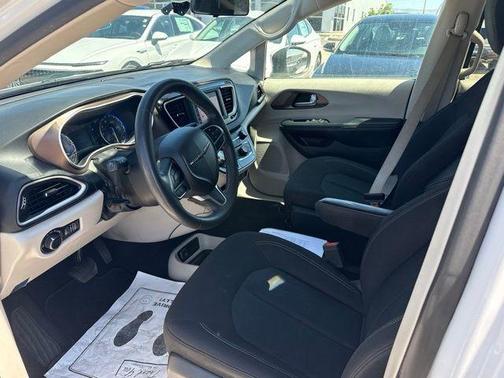 Bright White Clearcoat 2022 Chrysler Voyager LX