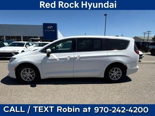 Bright White Clearcoat 2022 Chrysler Voyager LX