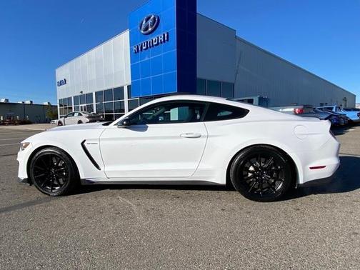 2016 Ford Shelby GT350 Base