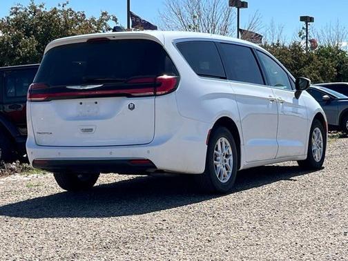 2023 Chrysler Pacifica Touring-L