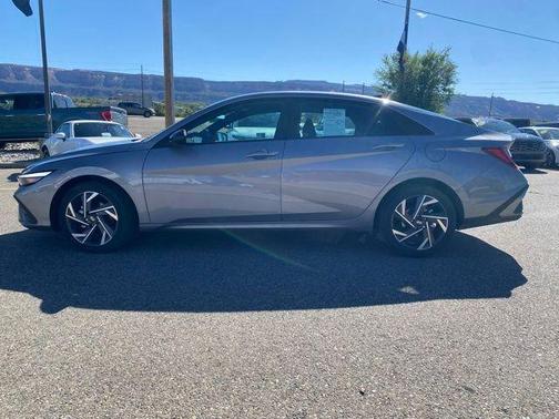 Metal 2025 Hyundai ELANTRA HEV SEL
