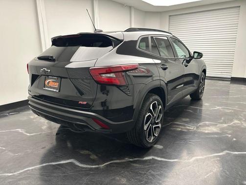 Mosaic Black Metallic 2025 Chevrolet Trax FWD 2RS