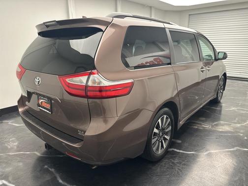 2018 Toyota Sienna XLE