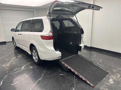 2019 Toyota Sienna SE