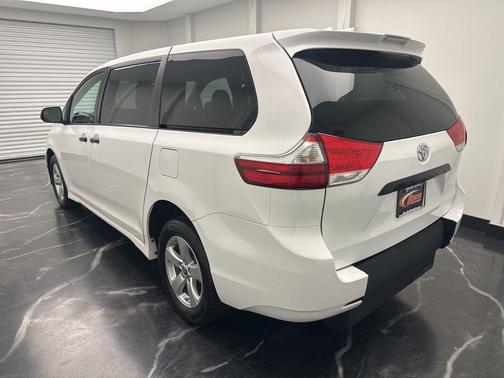 2019 Toyota Sienna SE