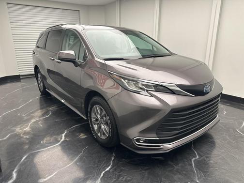 2023 Toyota Sienna XLE