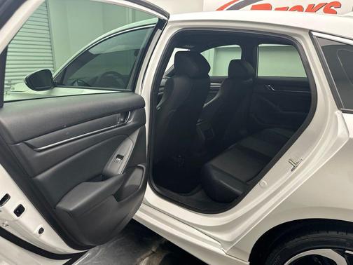 Platinum White Pearl 2018 Honda Accord Sport