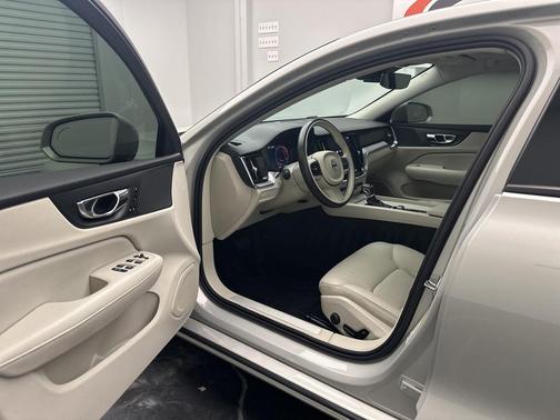 2020 Volvo S60 T5 Momentum