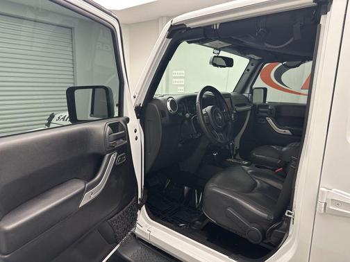 Bright White Clearcoat 2016 Jeep Wrangler Unlimited Sahara