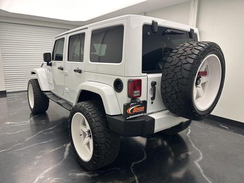 Bright White Clearcoat 2016 Jeep Wrangler Unlimited Sahara