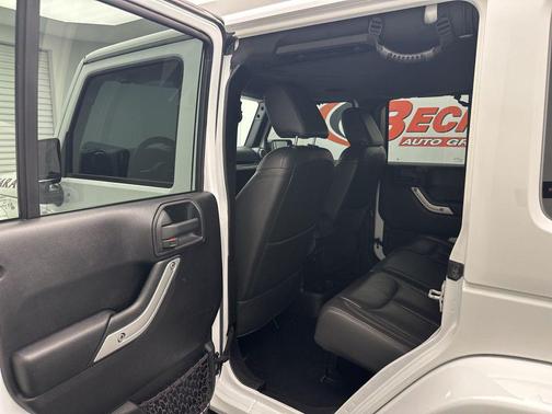 Bright White Clearcoat 2016 Jeep Wrangler Unlimited Sahara