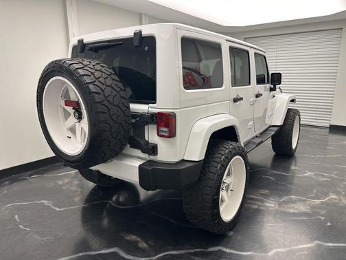 Bright White Clearcoat 2016 Jeep Wrangler Unlimited Sahara