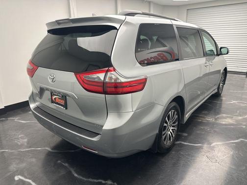 2020 Toyota Sienna XLE
