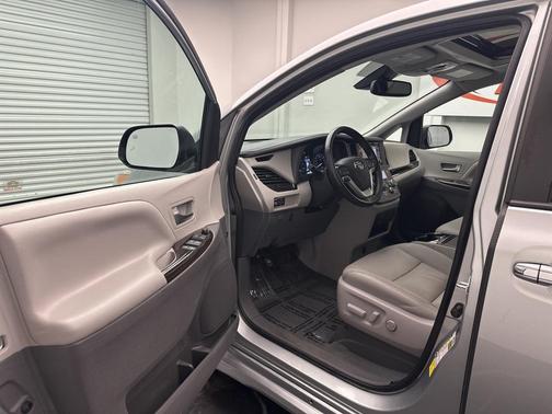 2020 Toyota Sienna XLE