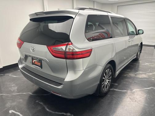 2020 Toyota Sienna XLE