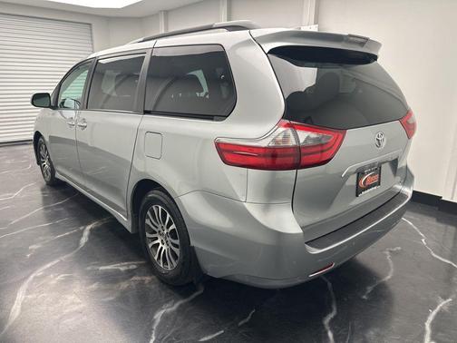 2020 Toyota Sienna XLE