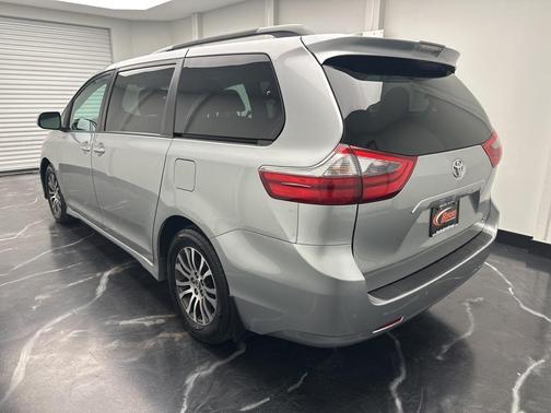 2020 Toyota Sienna XLE