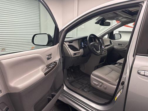 2020 Toyota Sienna XLE