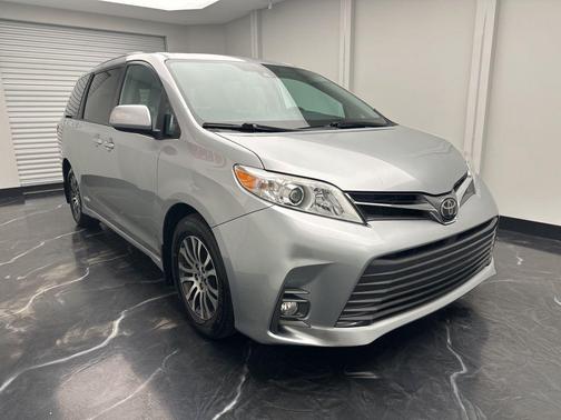 2020 Toyota Sienna XLE