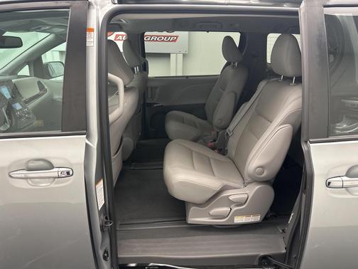 2020 Toyota Sienna XLE
