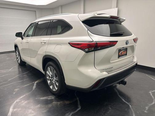 Blizzard Pearl 2021 Toyota Highlander Hybrid Limited
