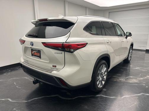 Blizzard Pearl 2021 Toyota Highlander Hybrid Limited