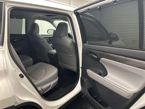 Blizzard Pearl 2021 Toyota Highlander Hybrid Limited