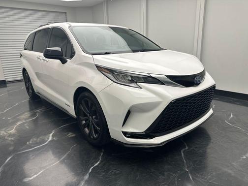 Super White 2021 Toyota Sienna XSE 7 Passenger