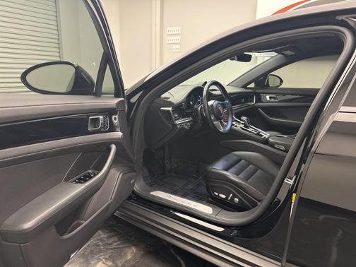 2018 Porsche Panamera 4