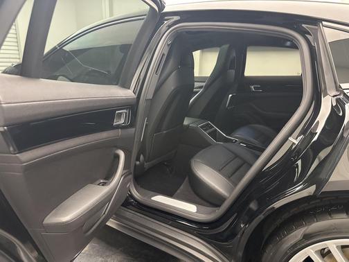 2018 Porsche Panamera 4