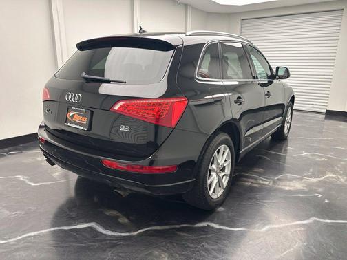 Brilliant Black 2010 Audi Q5 3.2 Premium quattro