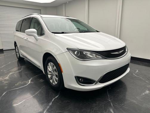 Bright White Clearcoat 2018 Chrysler Pacifica Touring-L Plus