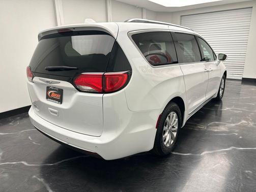 Bright White Clearcoat 2018 Chrysler Pacifica Touring-L Plus