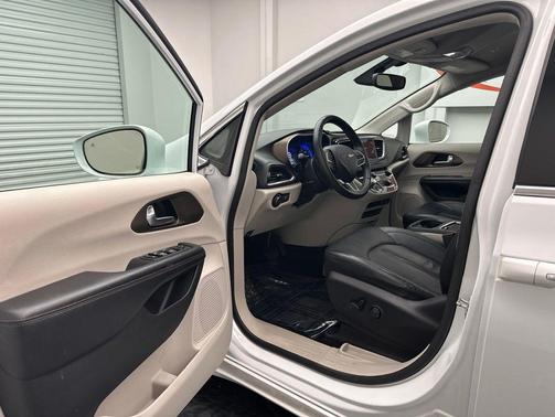 Bright White Clearcoat 2018 Chrysler Pacifica Touring-L Plus