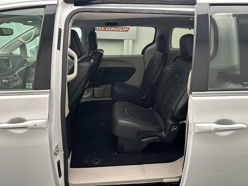 Bright White Clearcoat 2018 Chrysler Pacifica Touring-L Plus