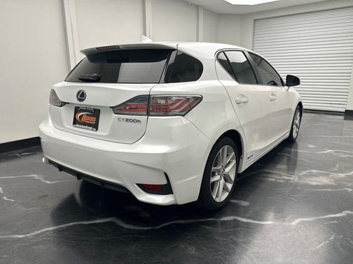 Eminent White Pearl 2016 Lexus CT 200h Base