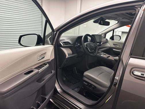 Predawn Gray Mica 2024 Toyota Sienna XLE