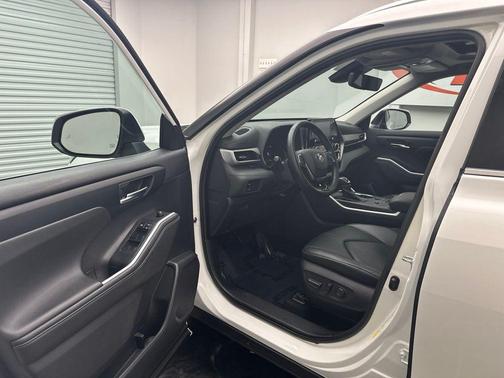 Blizzard Pearl 2020 Toyota Highlander Hybrid XLE