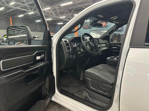 Bright White Clearcoat 2024 RAM 3500 Big Horn Crew Cab 4x4 8' Box