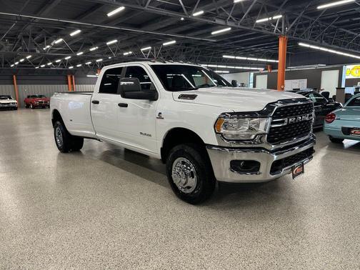 Bright White Clearcoat 2024 RAM 3500 Big Horn Crew Cab 4x4 8' Box