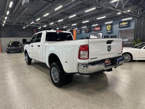 Bright White Clearcoat 2024 RAM 3500 Big Horn Crew Cab 4x4 8' Box