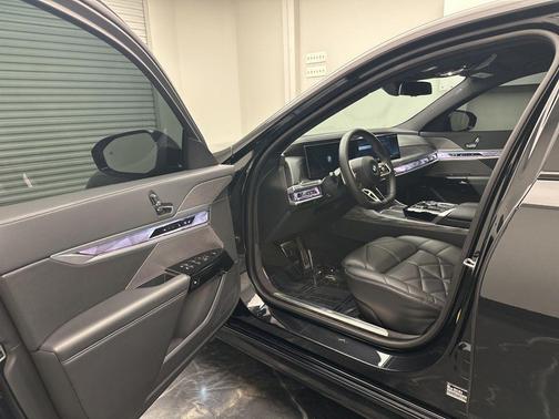 Black Sapphire Metallic 2023 BMW 740 i