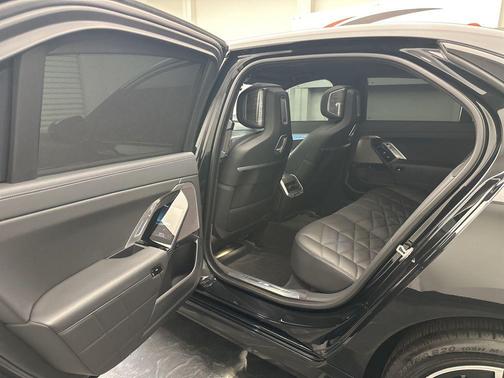 Black Sapphire Metallic 2023 BMW 740 i