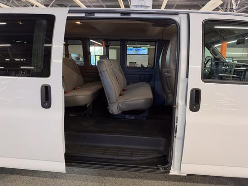 Summit White 2022 Chevrolet Express 3500 LT