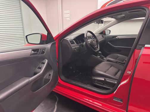 2015 Volkswagen Jetta Auto SE w/Connectivity/Navigation