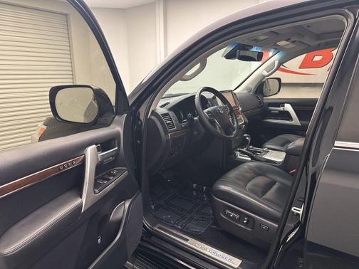 2016 Toyota Land Cruiser Base