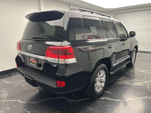 2016 Toyota Land Cruiser Base