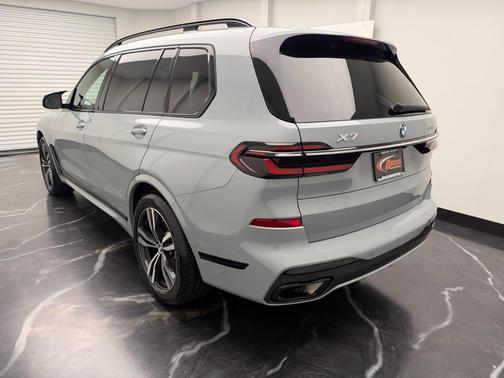 Gray Metallic 2023 BMW X7 xDrive40i